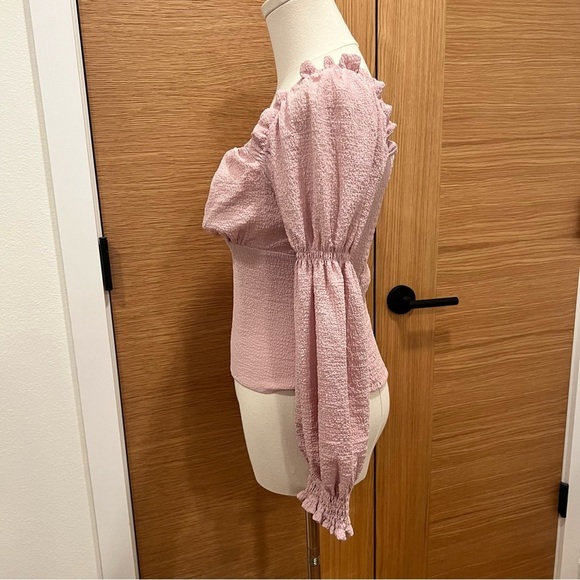 ASTR THE LABEL | Cinched Sleeve Cropped Blouse | Size Small | Soft Pink - Picture 4 of 10